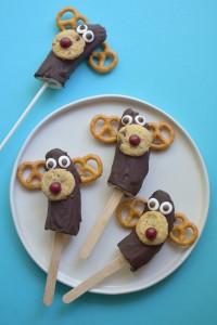 Keep Christmas treats on the healthier side with these Chocolate Banana Moose Pops #HealthySnacks #ChistmasFun
