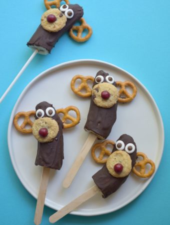 Keep Christmas treats on the healthier side with these Chocolate Banana Moose Pops #HealthySnacks #ChistmasFun